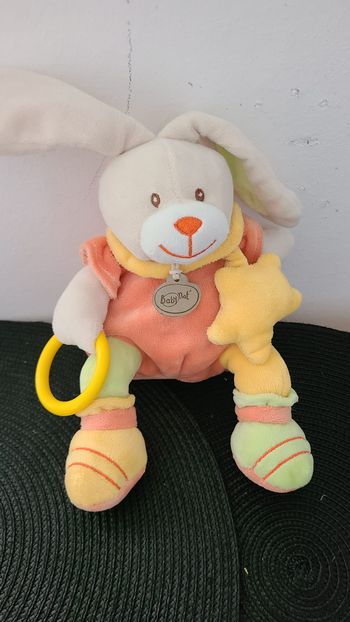 DOUDOU LAPIN STELLOU BABY NAT ORANGE JAUNE VERT ETOILE ANNEAU GRELOT 23cms