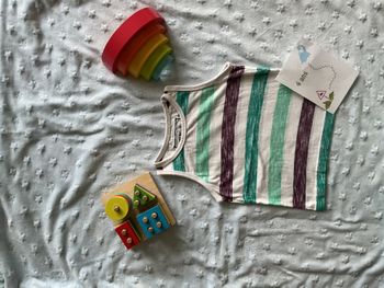 débardeur blanc rayé vert et violet 4 ans