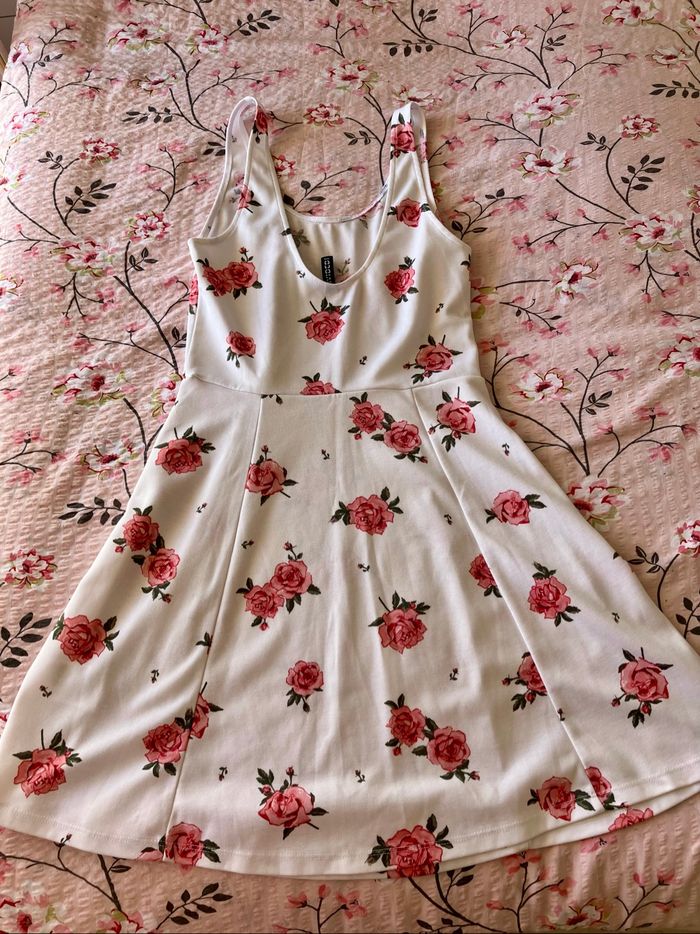 Robe patineuse blanche à fleurs roses 🌸 - photo numéro 10