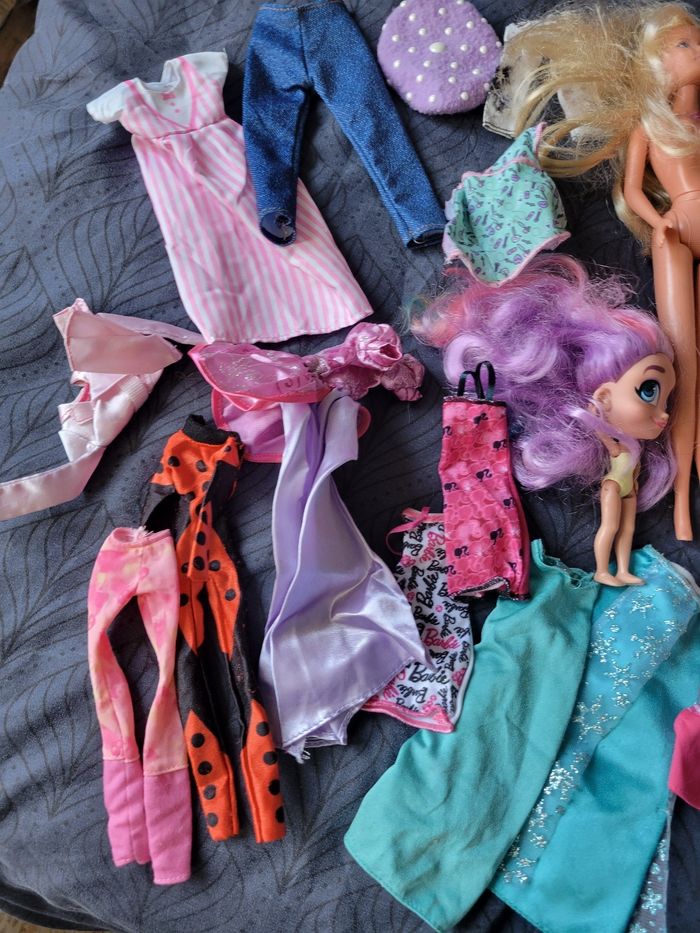 Lot vêtements Barbie+ poupée - photo numéro 2