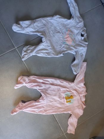 2 pyjamas taille 1mois