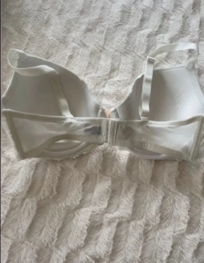 Soutien gorge blanc - photo numéro 2