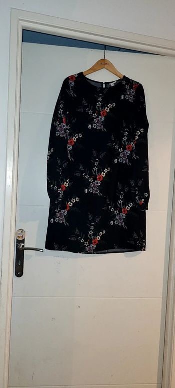 Très jolie robe H&M noire à motifs parfait état taille 36