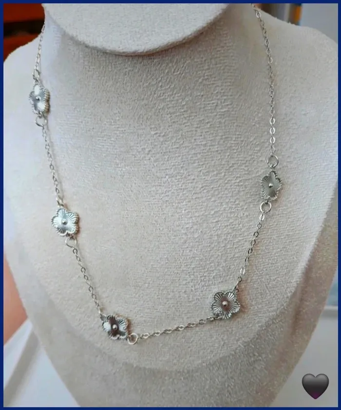 Collier trèfle argenté tendance porte bonheur