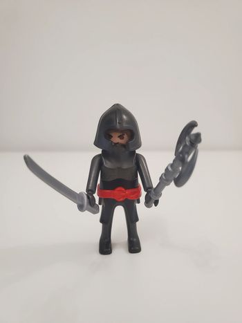 Playmobil Médiéval un Chevalier Guerrier avec casque, épée, hache très bon état