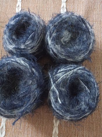 Lot de 4 petites Pelotes Fantaisie Tons Bleus Marines et Blancs (210g)