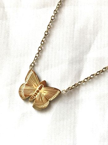 Collier Pendentif Breloque Petit Papillon Insecte Ailes Ouvertes Bijou Doré Fantaisie Femmes