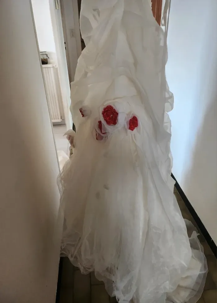 Robe de mariée blanche avec fleurs rouges taille 48 à 54 laçage dos en bon état Cosmobella - photo numéro 12