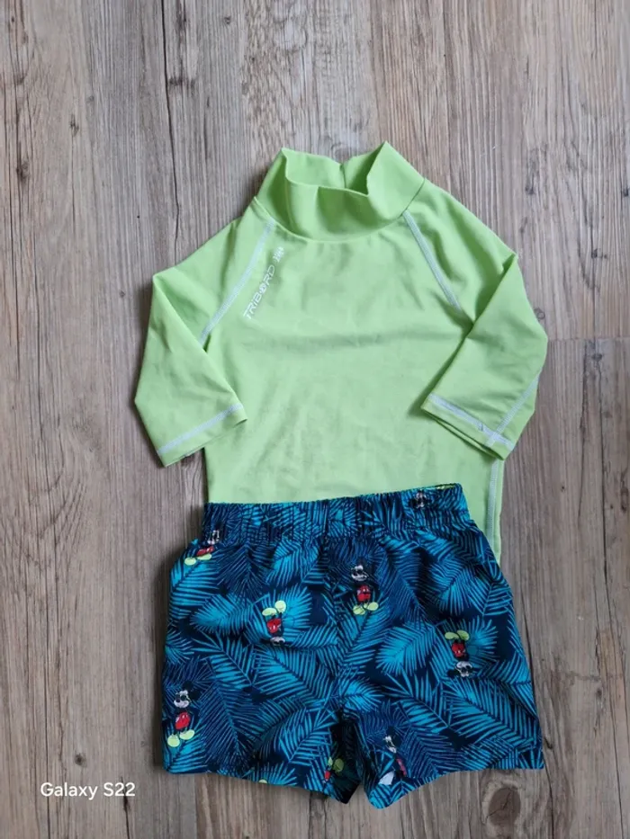 Ensemble tee-shirt anti UV + short de bain Mickey