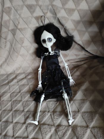 (4) poupée mercredi Addams squelette