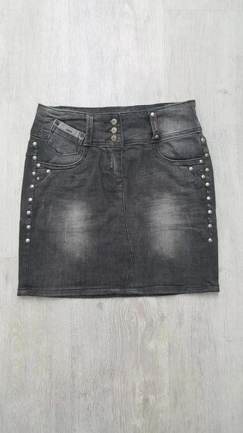 Jupe en jean grise effet usée Camaïeu 36, peut convenir à un grand 34 avec clous