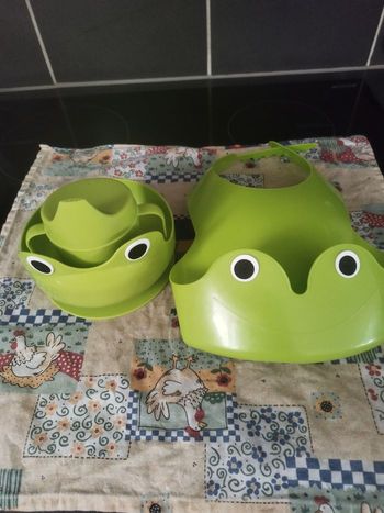 Lot accessoires bébé grenouille vert – assiette + bavoir