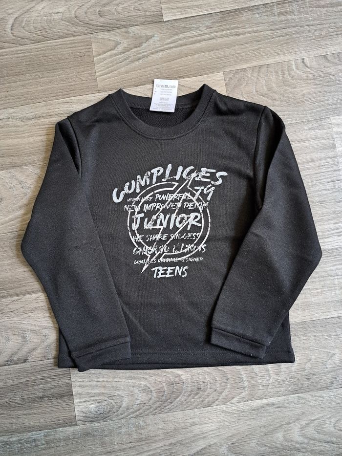 Lot de 3 pulls et sweats 5 ans - photo numéro 4