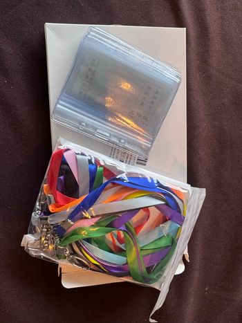 Lot de 10 badges avec ficelles rubans neuf