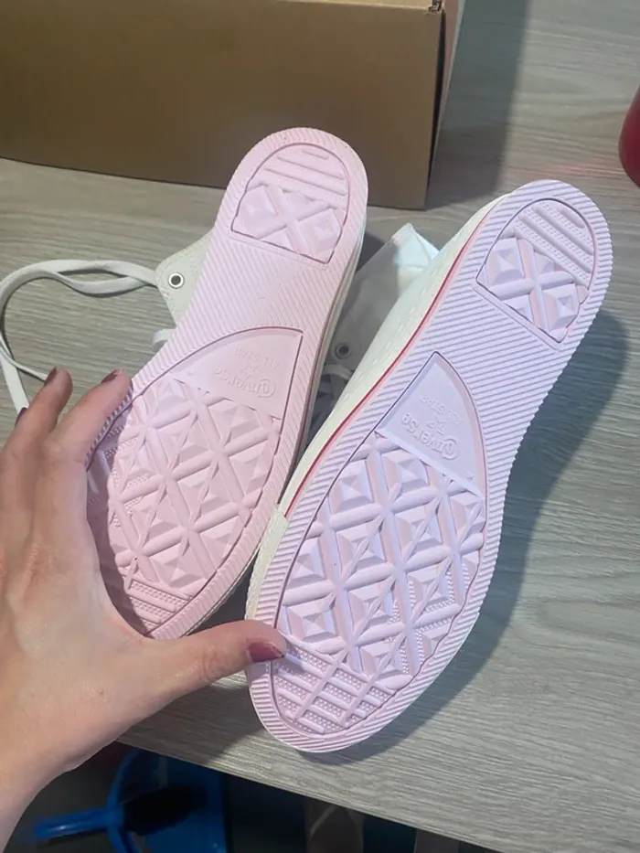 Converses femme neuve avec cœur - photo numéro 2