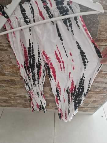1 pantalon tissus fluide  taille 40-42 blanc noir rouge