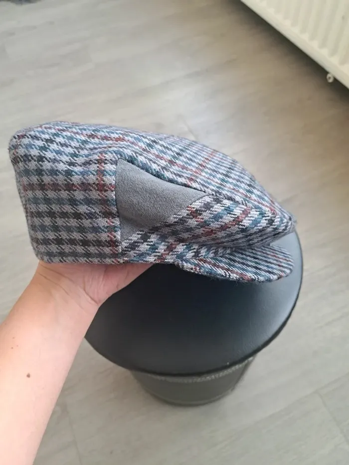 Casquette à carreaux gris