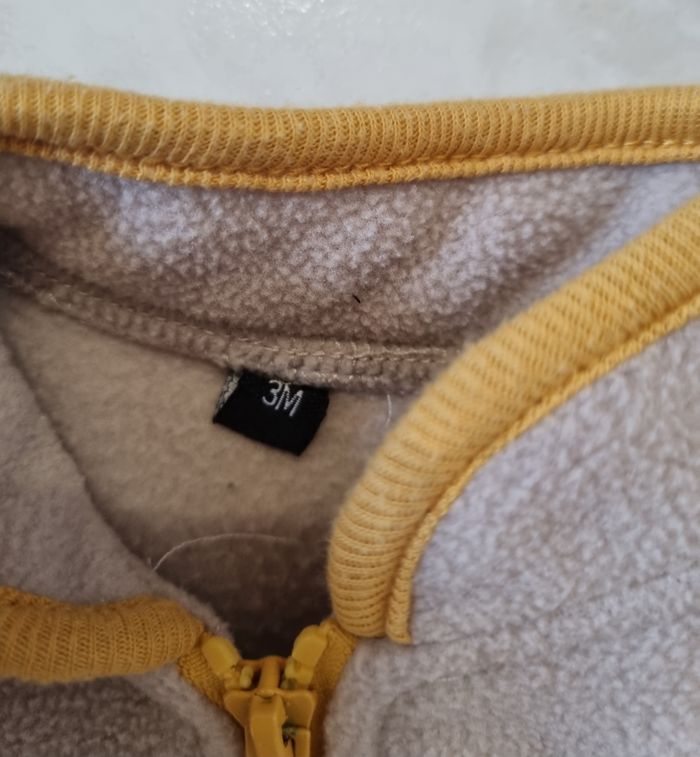 pull polaire garçon beige et orange taille 3 mois - photo numéro 2