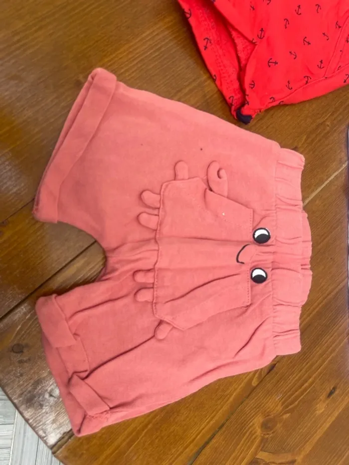 3 shorts et un tee shirt Disney 9 mois - photo numéro 2
