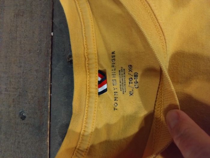 T-shirt Tommy Hilfiger jaune moutarde garçon 16/18 ans – Manches courtes coton – Très bon état - photo numéro 3