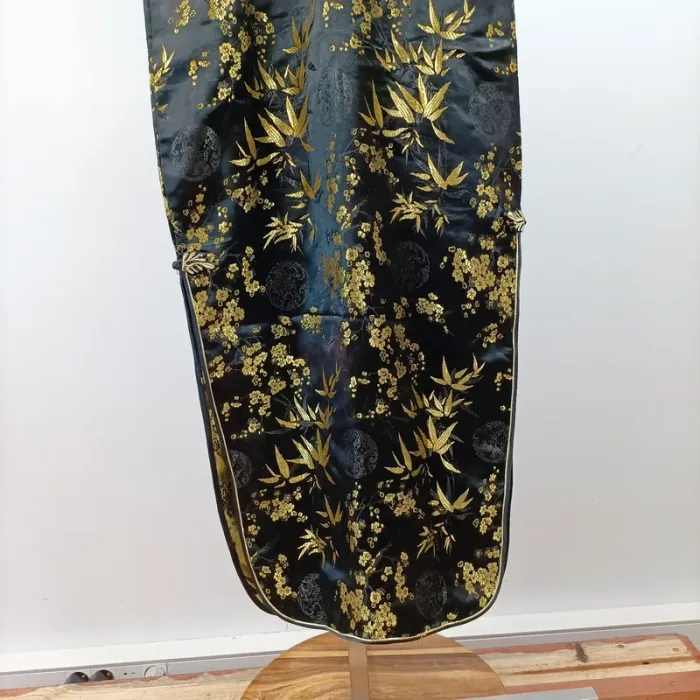 Robe chinoise noire dorée satinée col mao broderies florales taille M fendue A1349 - photo numéro 3