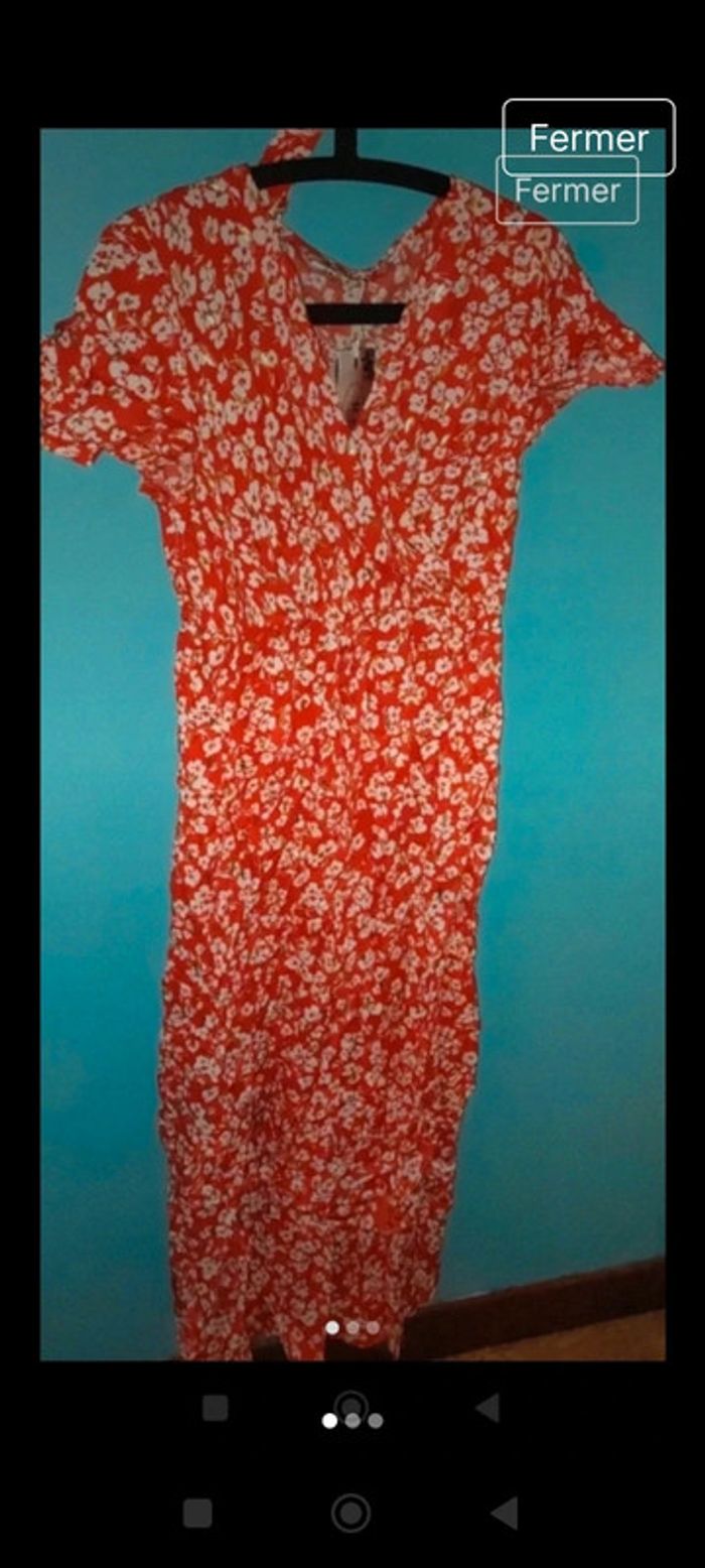 Très belle robe rouge et dorée