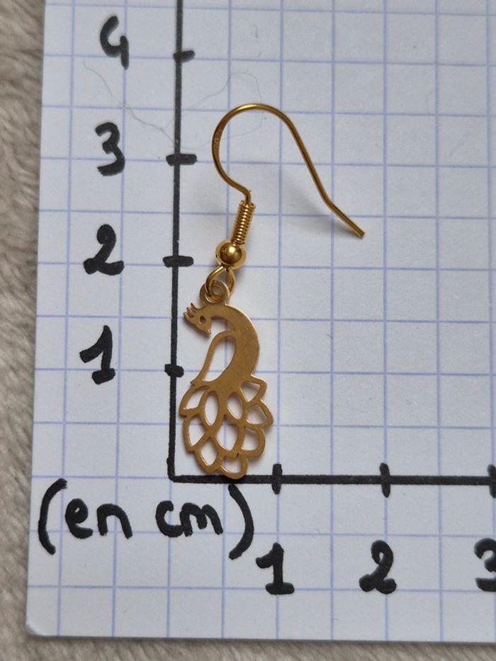 Superbe paire de boucles d'oreilles paon dorées - photo numéro 2