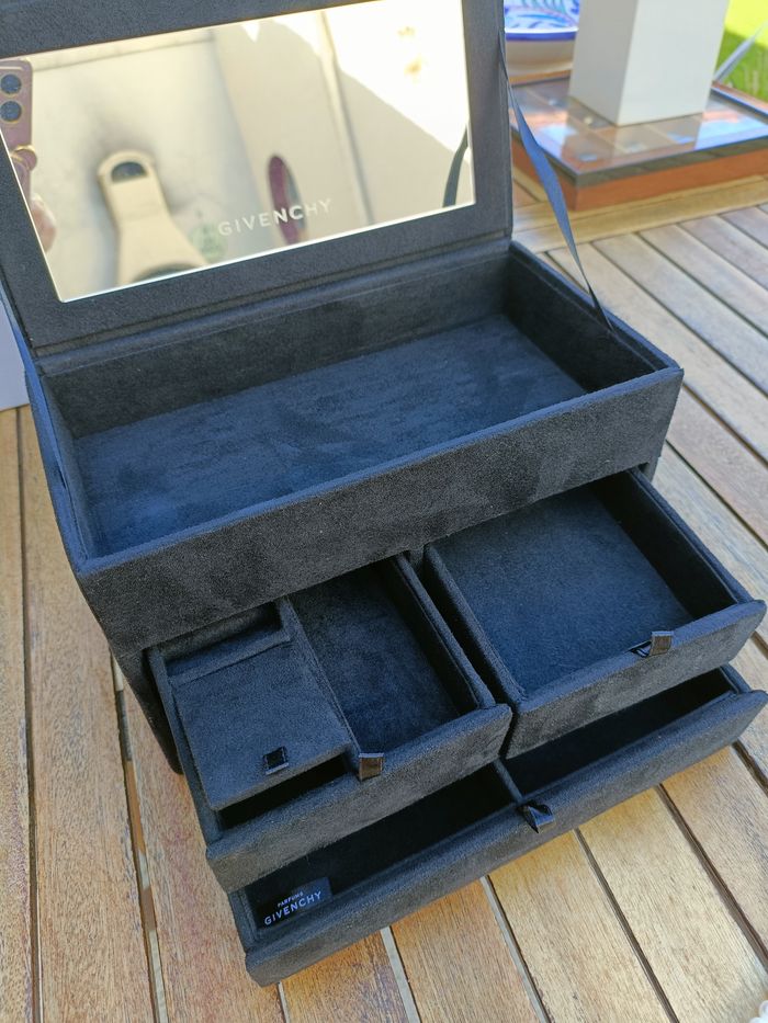 COFFRET A BIJOUX GIVENCHY PARFUMS EN VELOURS - photo numéro 5