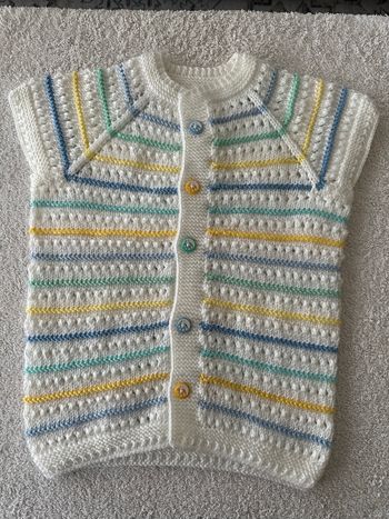 Gilet blanc rayé multicolore bébé tricoté main
