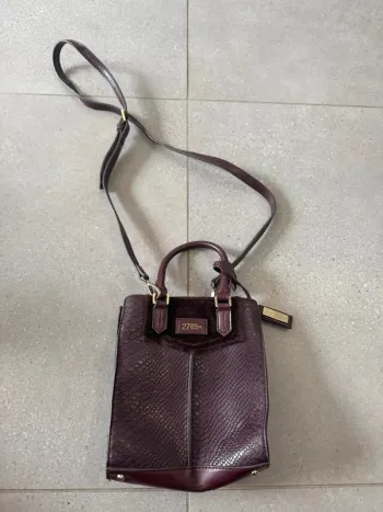 Sac à bandoulirèe bordeaux 27 quai de seine paris, il y a des marques d'usures, 19x20cm