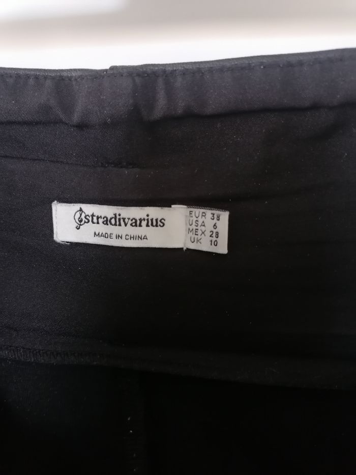 Pantalon noir en Similicuir Stradivarius taille 38 - photo numéro 2