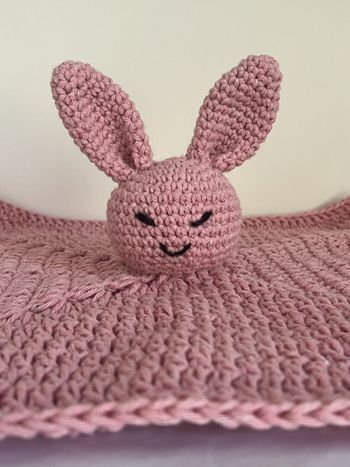 doudou lapin rose fait main au crochet