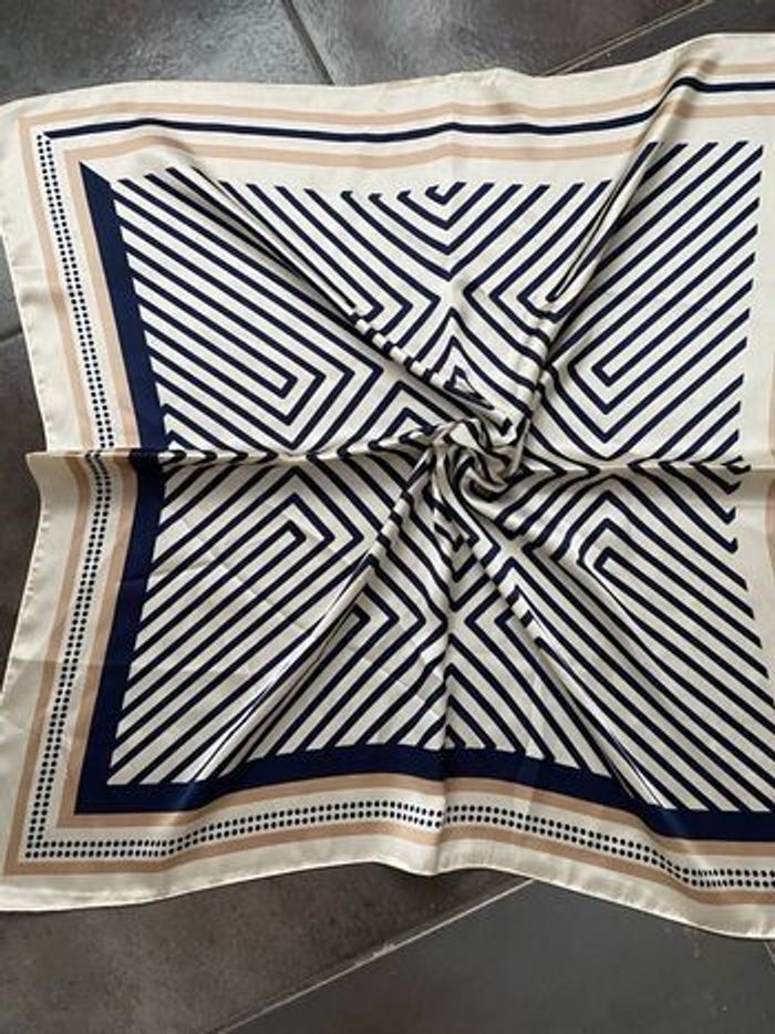 Magnifique foulard bleu marine et beiges - photo numéro 2