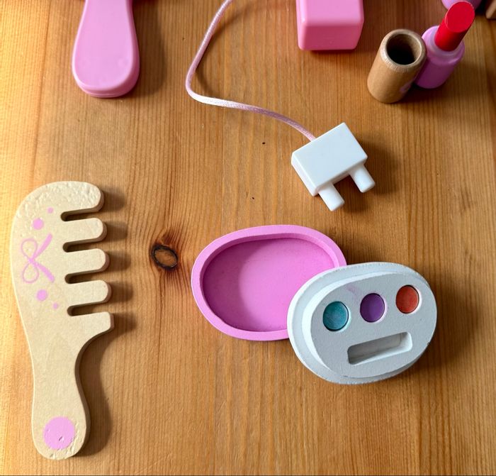 Trousse de beauté avec accessoires en bois - photo numéro 3