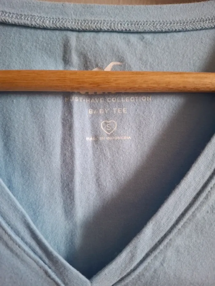 T-shirt court col V Hollister - photo numéro 3
