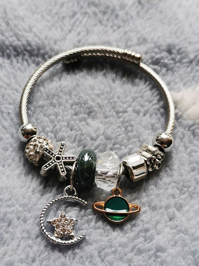 Bracelet argenté avec pendentifs