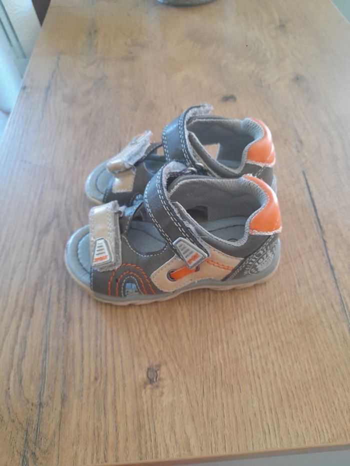 Une paire de sandales taille 22 - photo numéro 3