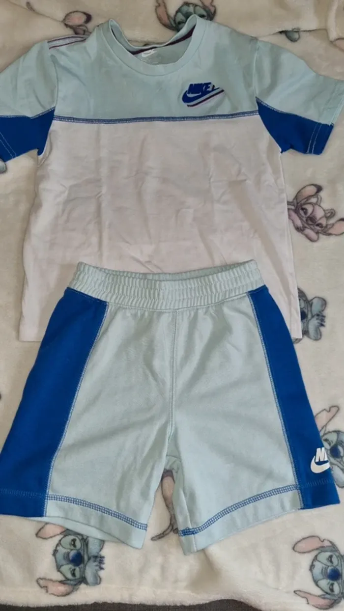 Ensemble nike 5/6 ans en très bon état