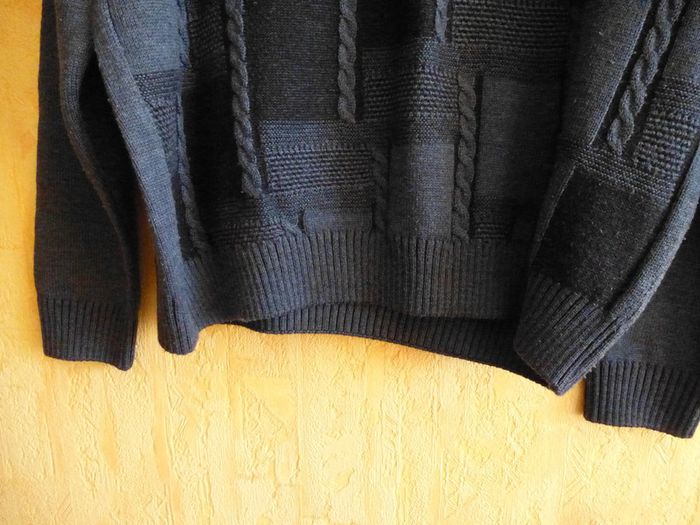 Pull col rond bleu et noir homme - photo numéro 3