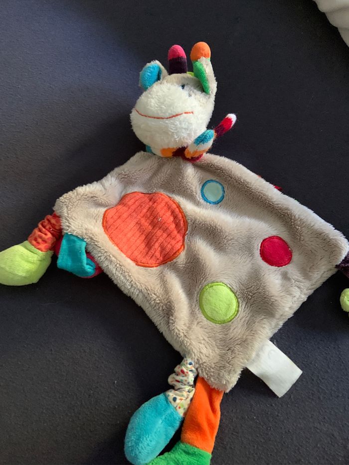 Doudou multicolore marque Avda