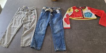2 pantalons 1 gilet court 3 ans tbe