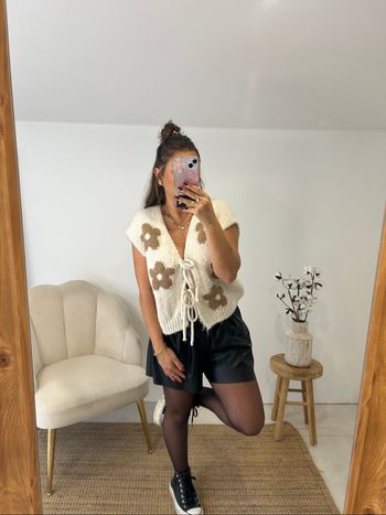 Gilet noeuds crème avec fleurs camel