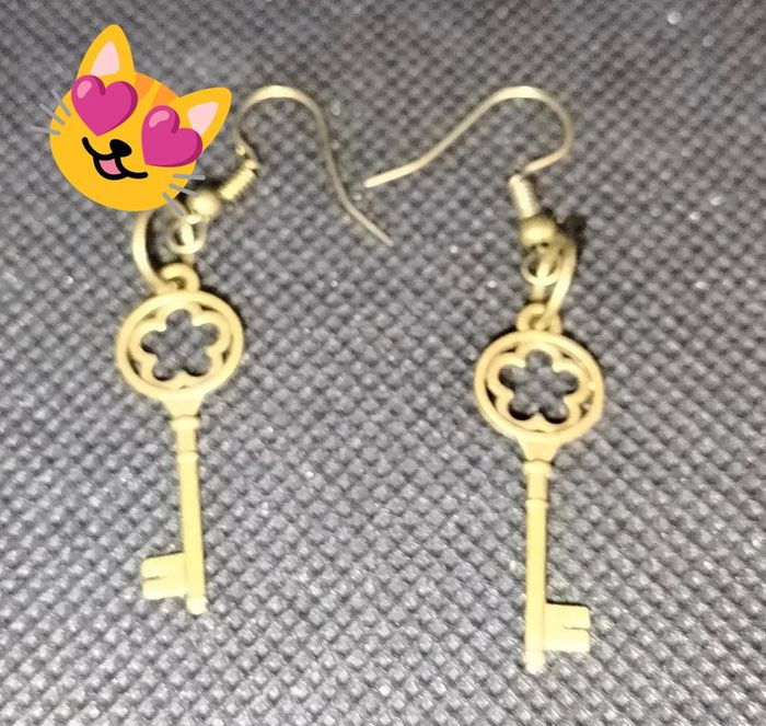 Boucle d'oreille clé fleurs bronze