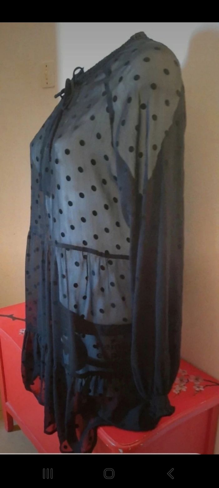 Robe en mousseline mi longue à manches longues ballons de chez stradivarius