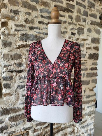 Blouse légère fleurie rose et rouge sur fond noir Stradivarius Taille M ou 38