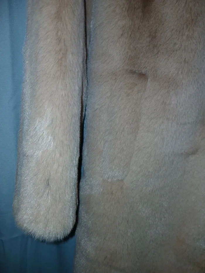 🩷 Manteau en fausse fourrure beige taille Xs – Style hivernal chic. - photo numéro 4