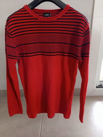 Très beau pull comme neuf rouge foncé et noir
