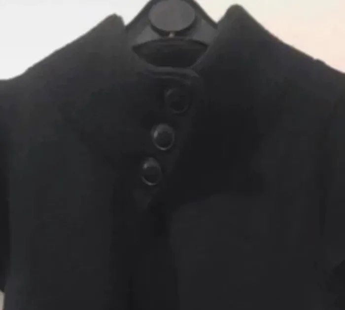 Gilet femme etam manche courte noir avec trois gros boutons sur le cou taille L - photo numéro 4