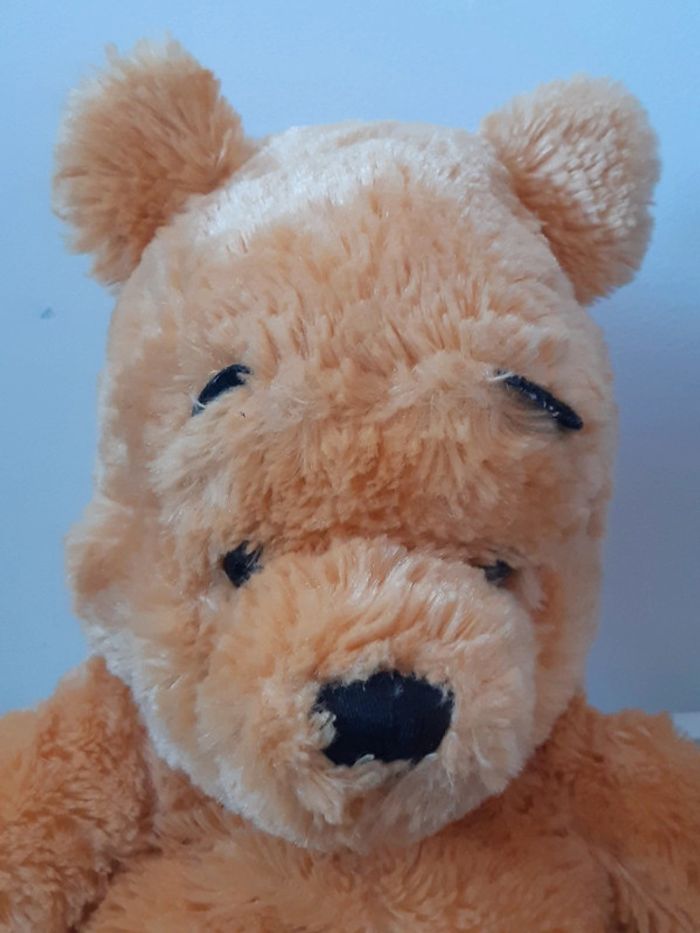 Peluche / doudou Disney Store Winnie L'ourson - photo numéro 2