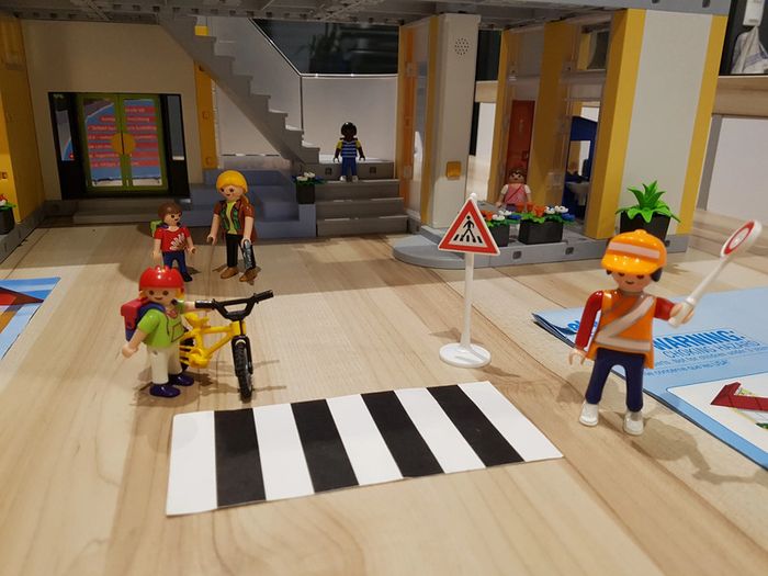 Boîte école playmobil set 4324 date de 2009 + scène du passage piéton - photo numéro 3